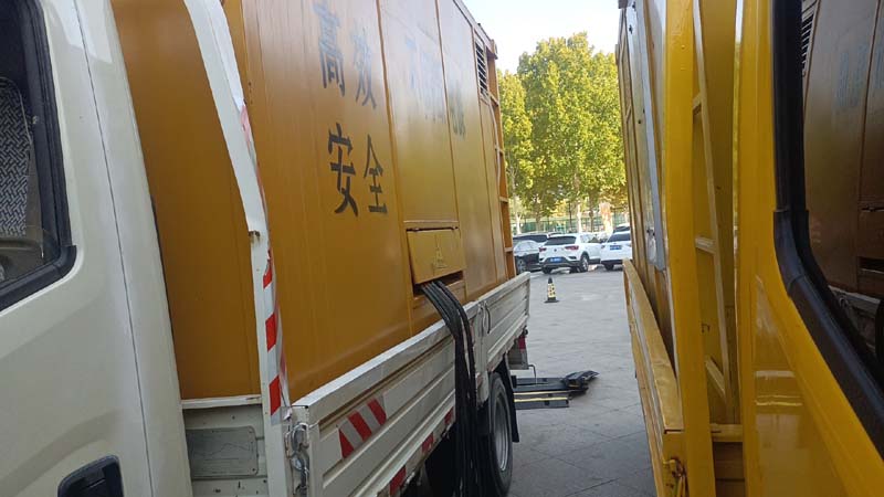 小板镇如何判断柴油发电机组和UPS电源的切换时间是否符合要求？