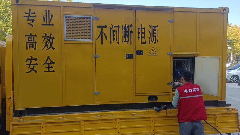 小板镇柴油发电机组和UPS电源配合使用时，如何避免切换过程中的电力中断？